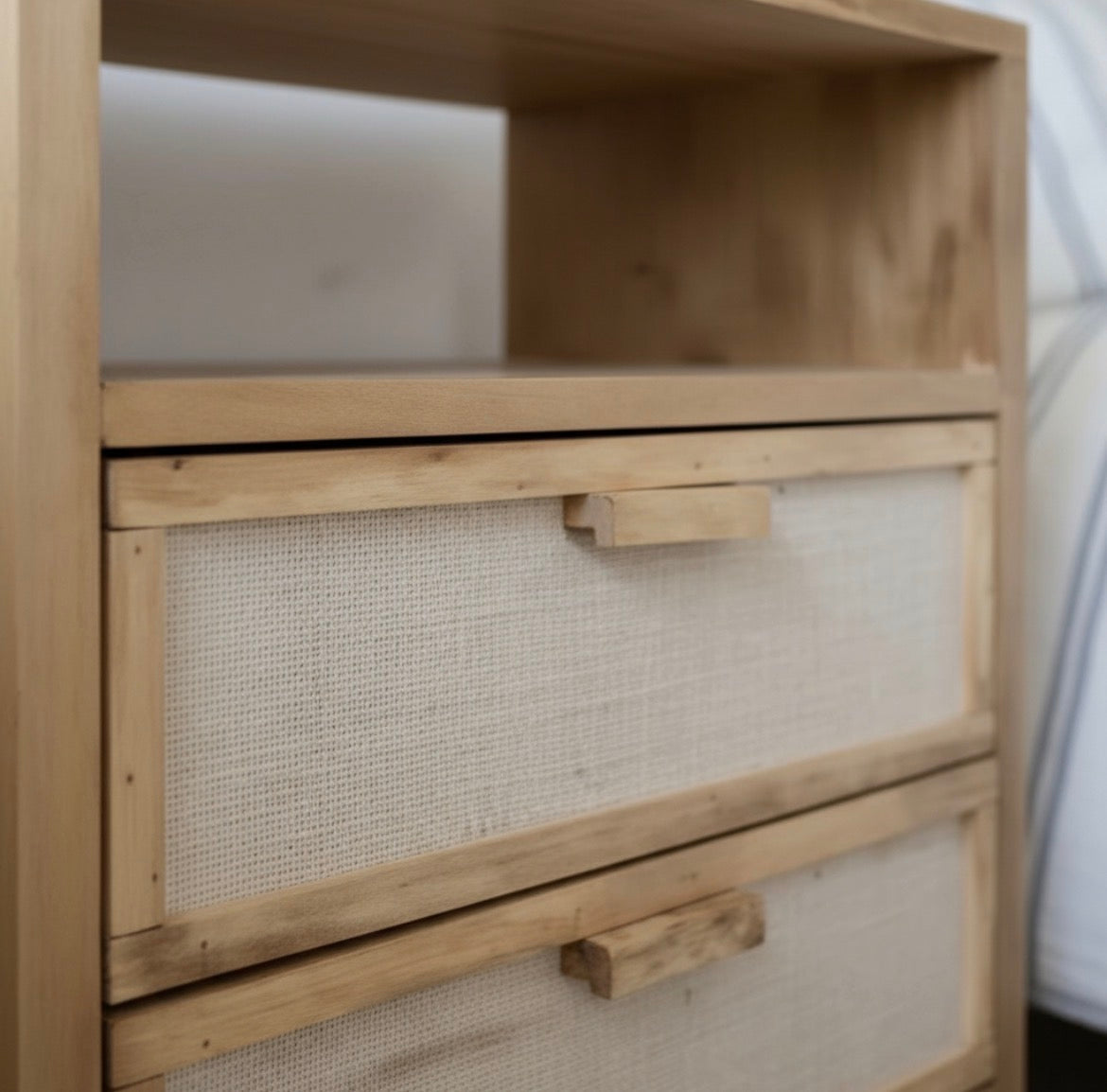 Mesa De Luz Madera Nordica Moderna Color Petiribi 2 Cajones