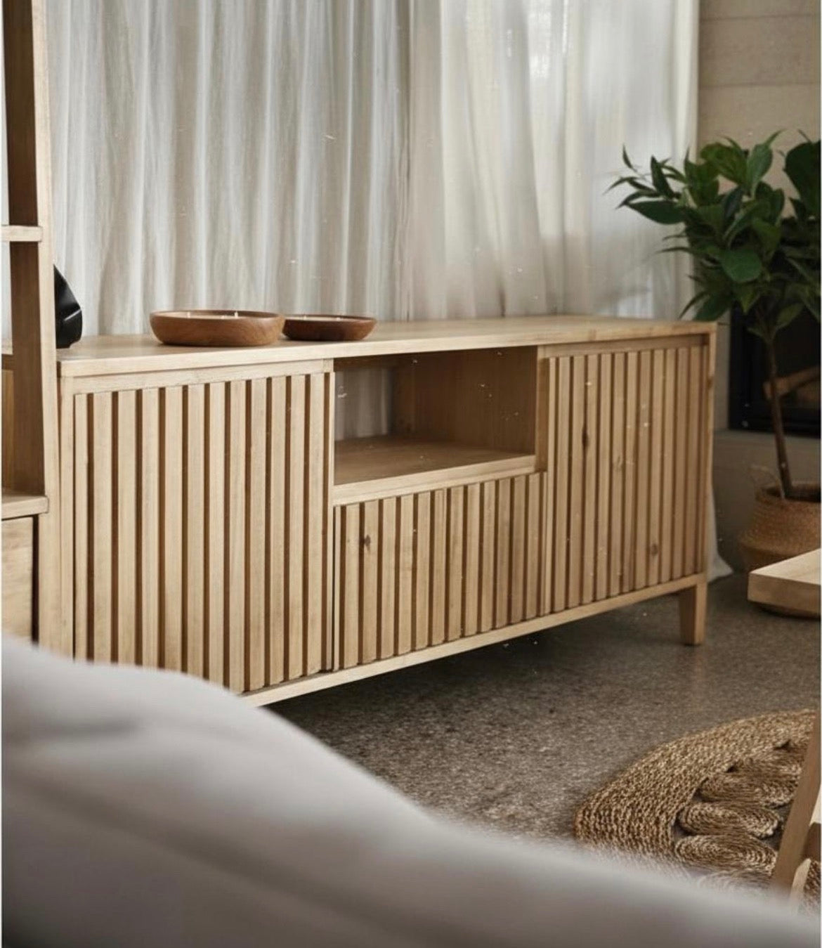 Mueble Tv Rack De Madera Varillado 2 Puertas Estante Y Cajon